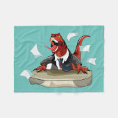 ティラノサウルスレックスボスは机に座っている。 フリースブランケット (正面(横))