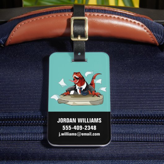 ティラノサウルスレックスボスは机に座っている。 ラゲッジタグ (正面インサイチュ2)