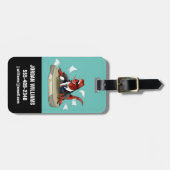 ティラノサウルスレックスボスは机に座っている。 ラゲッジタグ (正面横)