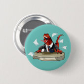 ティラノサウルスレックスボスは机に座っている。 缶バッジ (正面&裏面)