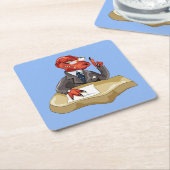 ティラノサウルスレックスボスは机に座っている。2 スクエアペーパーコースター (アングル)