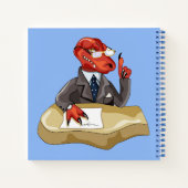 ティラノサウルスレックスボスは机に座っている。2 ノートブック (裏面)