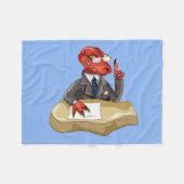 ティラノサウルスレックスボスは机に座っている。2 フリースブランケット (正面(横))