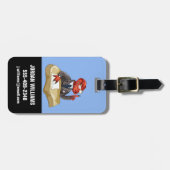 ティラノサウルスレックスボスは机に座っている。2 ラゲッジタグ (正面横)