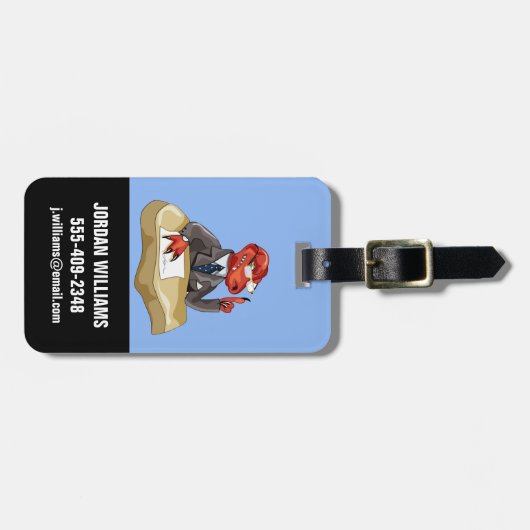 ティラノサウルスレックスボスは机に座っている。2 ラゲッジタグ (正面横)