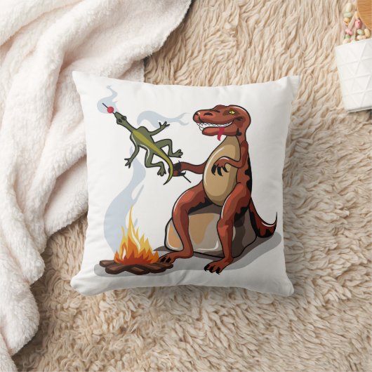 ティラノサウルスレックス料理のキャンプファイヤーの上の食べ物。 クッション (ブランケット)