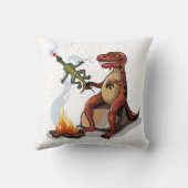 ティラノサウルスレックス料理のキャンプファイヤーの上の食べ物。 クッション (裏面)