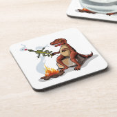 ティラノサウルスレックス料理のキャンプファイヤーの上の食べ物。 コースター (左側)