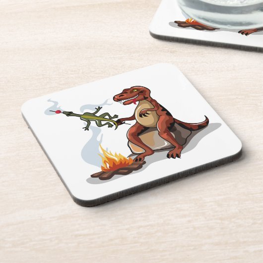 ティラノサウルスレックス料理のキャンプファイヤーの上の食べ物。 コースター (左側)