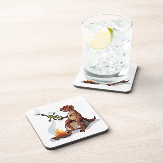 ティラノサウルスレックス料理のキャンプファイヤーの上の食べ物。 コースター (右側)