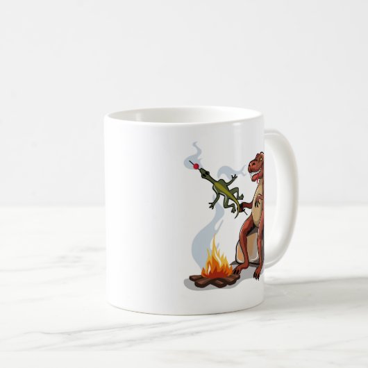 ティラノサウルスレックス料理のキャンプファイヤーの上の食べ物。 コーヒーマグカップ (正面右)