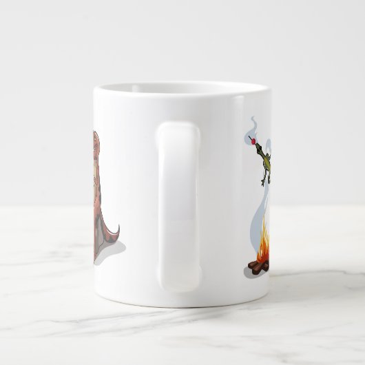 ティラノサウルスレックス料理のキャンプファイヤーの上の食べ物。 ジャンボコーヒーマグカップ (裏面)