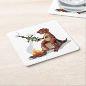 ティラノサウルスレックス料理のキャンプファイヤーの上の食べ物。 スクエアペーパーコースター (アングル)