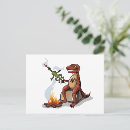 ティラノサウルスレックス料理のキャンプファイヤーの上の食べ物。 ポストカード (スタンド正面)