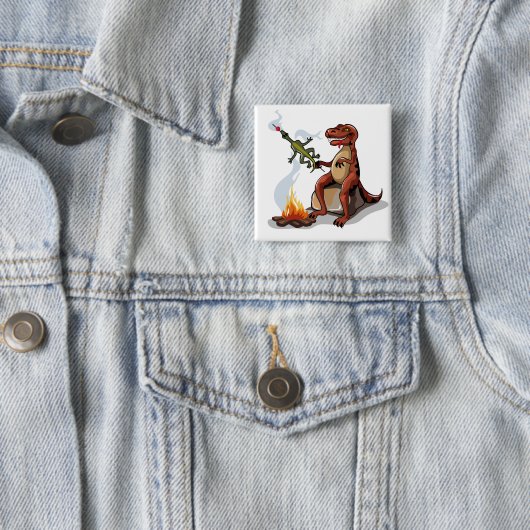 ティラノサウルスレックス料理のキャンプファイヤーの上の食べ物。 缶バッジ (インサイチュ)