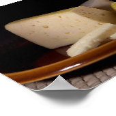 ティルシットチーズオンプレートスチルライフマクロ写真 ポスター (角)