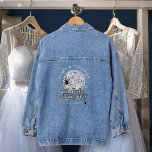 ティルデス私たちパーティーレトロスパイダーズ結婚ディスコ デニムジャケット<br><div class="desc">魅力的な「ハロウィーンレトロディスコ・スパイダース」結婚式招待状スイートをご紹介 – 不気味な魅力とグルーヴな魅力が完璧に融合し、お客様に魔法をかけてくれます！黒いクモ、きらめく銀のディスコボール、魅惑的なアーチデザインなど、このユニークな魅惑的なアンサンブルでシーズンの精神を受け入れる。#zazzlemade</div>
