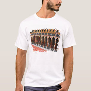 ティンプーの中心広場のマニ車 Tシャツ