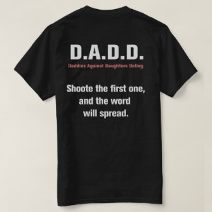 ティーに日付を記入している娘に対するお父さん Tシャツ