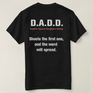 ティーに日付を記入している娘に対するお父さん Tシャツ