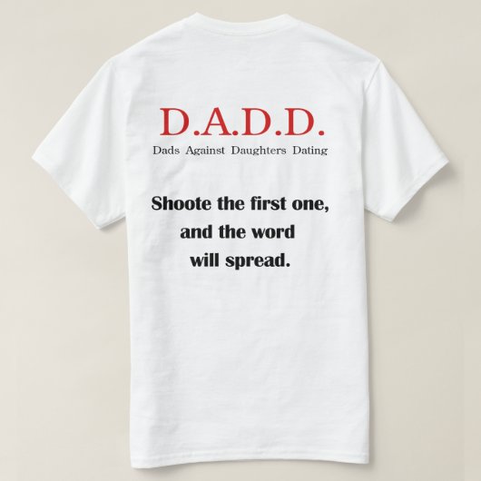ティーに日付を記入している娘に対するお父さん Tシャツ (デザイン裏面)