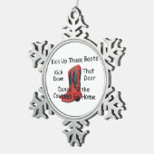 ティーはそれらのブーツを蹴ります スノーフレークピューターオーナメント (右)