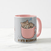 ティーカップで眠るかわいい子猫のマグカップ マグカップ (正面右)