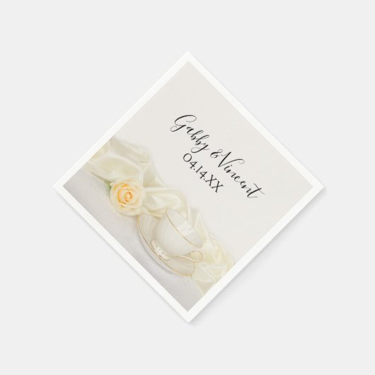 ティーカップとホワイトローズ結婚ズ スタンダードカクテルナプキン (角)