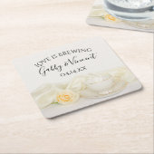 ティーカップと白バラ結婚の愛が醸造 スクエアペーパーコースター (アングル)