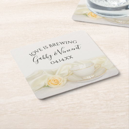 ティーカップと白バラ結婚の愛が醸造 スクエアペーパーコースター (アングル)