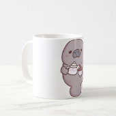 ティーカップにお茶を注ぐかわいいマナティー コーヒーマグカップ (正面左)