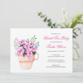 ティーカップにピンク色の花ブライダルシャワー茶パーティー 招待状 (スタンド正面)
