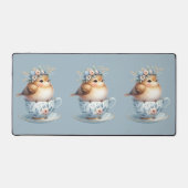 ティーカップにフローラの冠を飾ったかわいい青い鳥 デスクマット (正面)