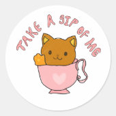ティーカップの中の可愛い猫のイラスト – 私を一口飲んで ラウンドシール (正面)