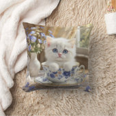 ティーカップの白い子猫 クッション (ブランケット)