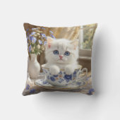 ティーカップの白い子猫 クッション (裏面)