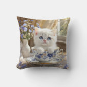 ティーカップの白い子猫 クッション (正面)