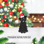 ティーカッププードルクリスマスペットオーナメント 写真彫刻オーナメント<br><div class="desc">可愛い、巻き毛、黒、赤いサンタクロースの帽子をかぶったティーカッププードル。愛らしい目とピンクの舌を出す。グラフィックイラストレーション: Lori@SaltTownStudio</div>