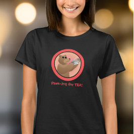 ティータイムにポーズをとるかわいいクマの朝のお茶のダジャレ Tシャツ