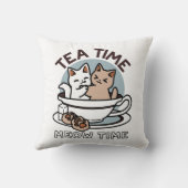 ティータイムニャータイム – かわいい猫とお茶のデザイン クッション (裏面)