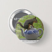 ティーポットに坐っているリス 缶バッジ (正面&裏面)