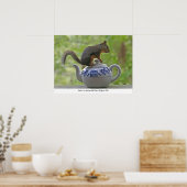 ティーポットに座っているリス ポスター (キッチン)