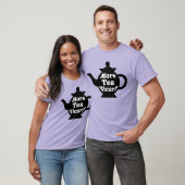 ティーポット - More tea Vicar? - モノクロ Tシャツ (ユニセックス)