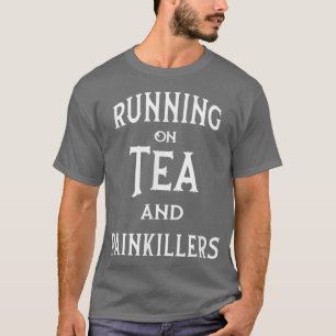 ティーランニングと鎮痛剤チーキーウィッチの上の Tシャツ