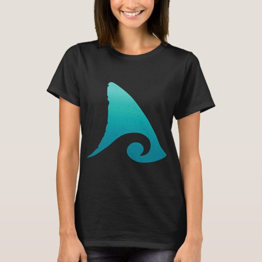 ティールカラーのサメのヒレと海洋波デザイン Tシャツ (正面)