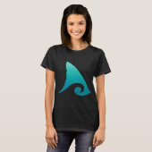 ティールカラーのサメのヒレと海洋波デザイン Tシャツ (正面フル)