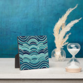 ティールネイビー幾何学模様の海洋波リピートパターン フォトプラーク (インサイチュ)