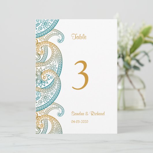 ティール(緑がかった色)および金ゴールドペイズリー結婚インディアンのテーブル番号 招待状 (スタンド正面)