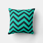 ティール(緑がかった色)および黒いシェブロンの枕 クッション (裏面)