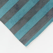 ティール（緑がかった色）とグレーのストライプパターン フリースブランケット (角)